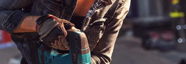 Person sägt Holz mit Stichsäge